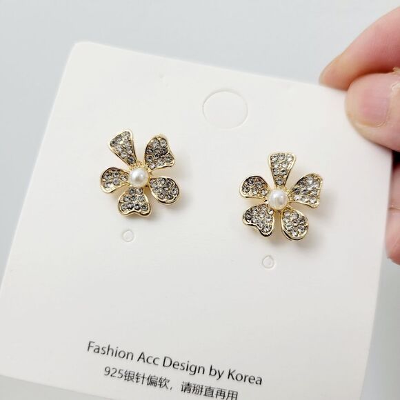 Brand New Gold Tone Flower Pearl Rhinestone Earrings - Picture 2 of 6